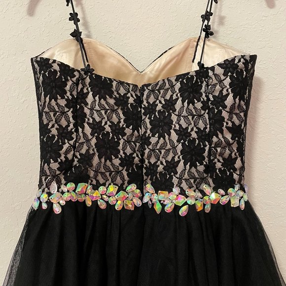 Short black dress with flirty skater skirt - Picture 4 of 5